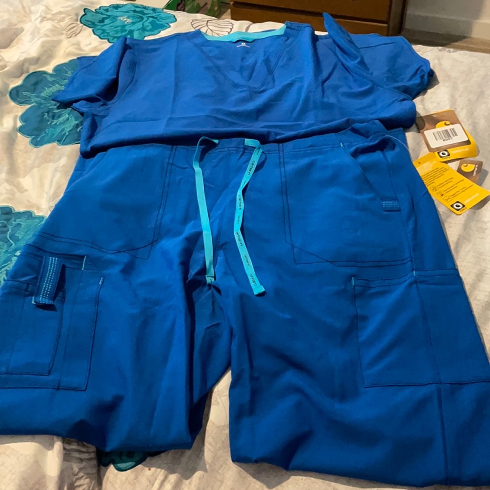 Carhartt scrubs size medium